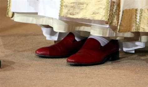 Le scarpe rosse “made in Vigevano” dei papi dono tradizionale .